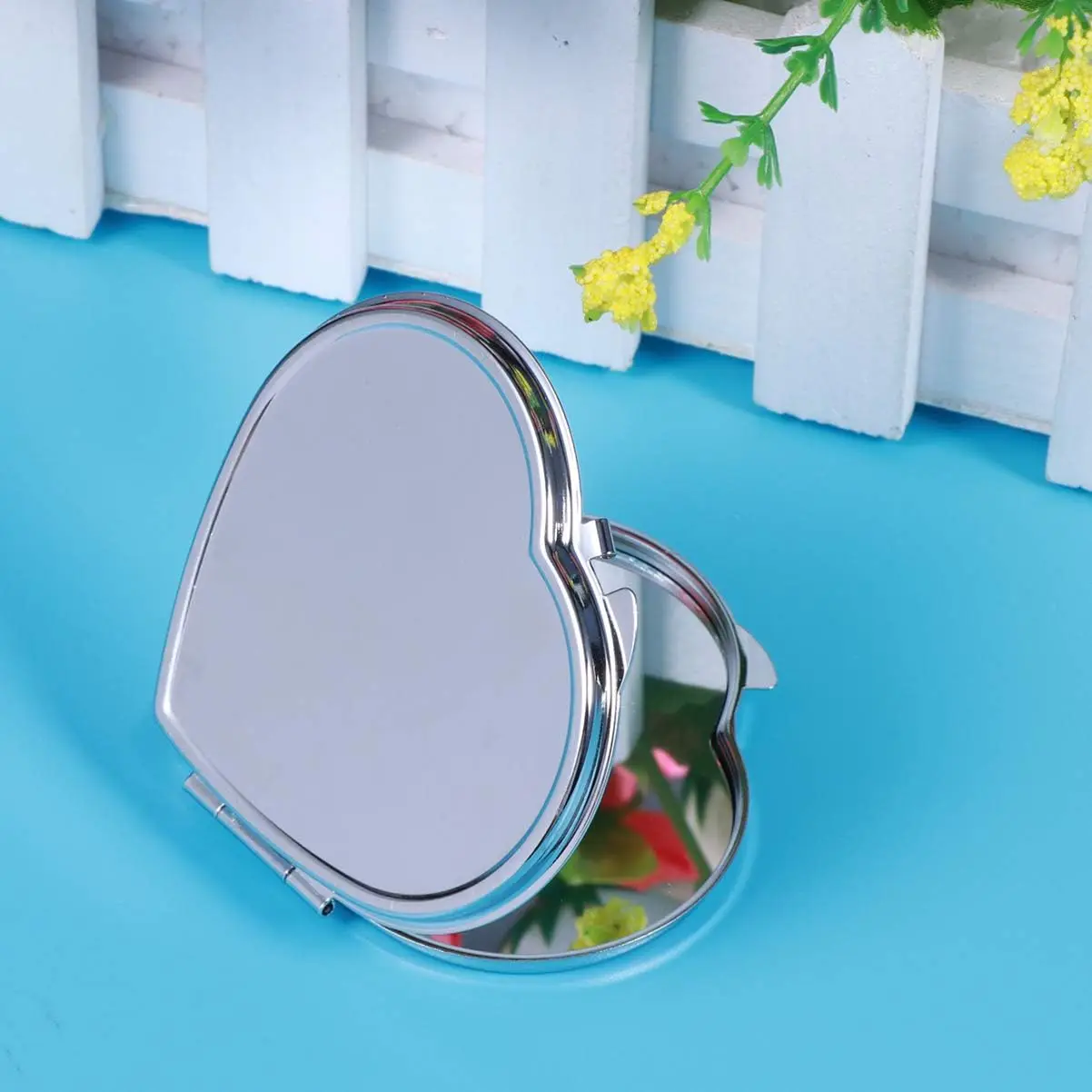 Espejo de maquillaje de bolsillo compacto plegable, bolso de mano de doble cara, espejo en forma de corazón plateado