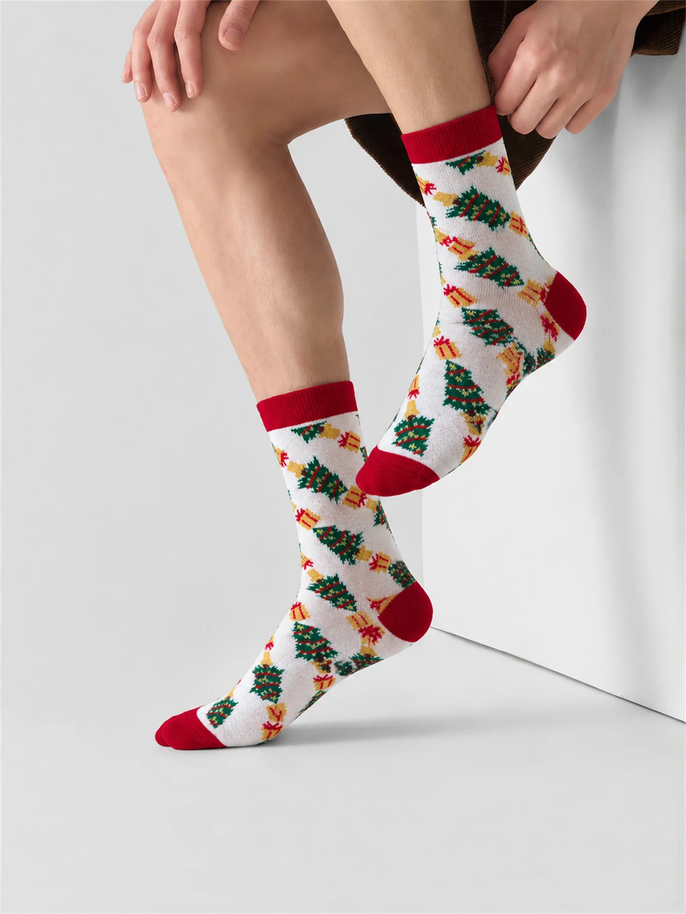 Unisex Christmas Tree Crew Cotton Socks Colorful Star Xmas Tree Print Winter Holiday Novelty Socks Christmas Gift For Men Women