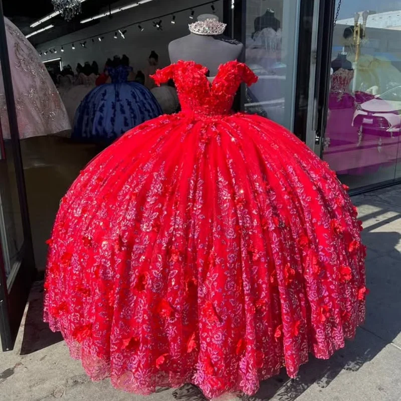 ชุดเดรสสีแดงประดับคริสตัลวิบวับ แบบเปิดไหล่ แต่งลูกไม้ ชายกระโปรงยาว ประดับดอกไม้ 3 มิติ สำหรับงาน Quinceanera ﻿ ปรับแต่ง