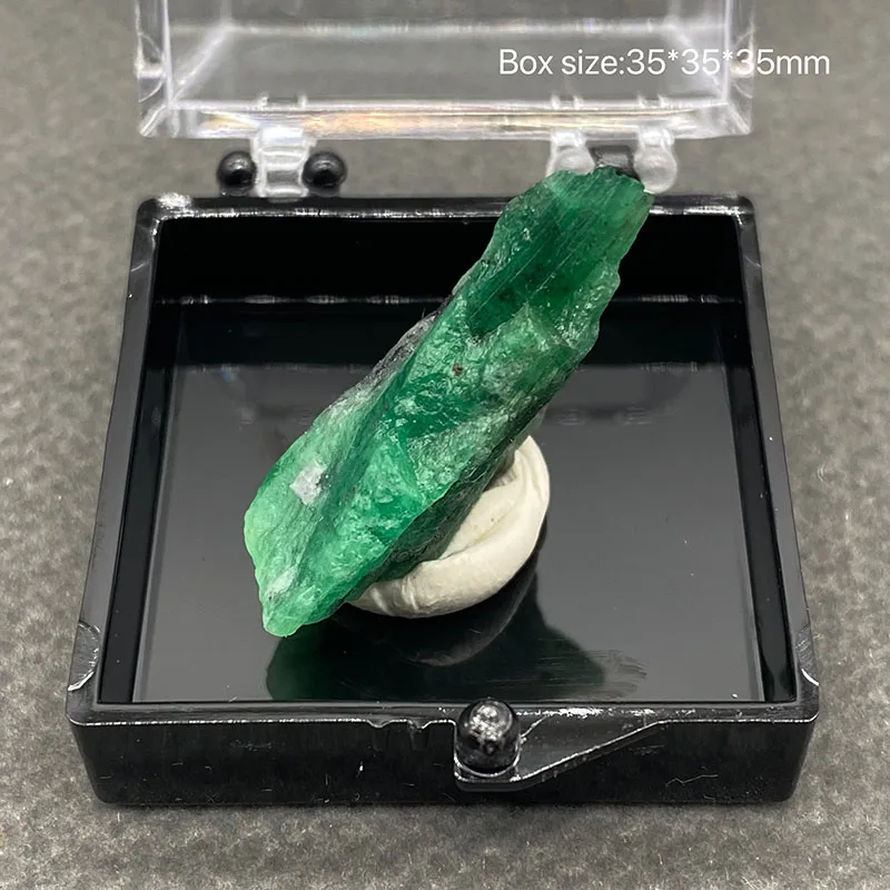 

100% Natural Emerald Mineral Specimens Stones and Crystals Healing Crystal +Box size:35*35*35 mm