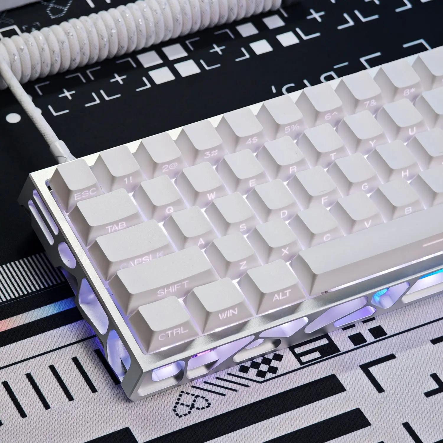 

Simple, Pure White Side Engraved Translucent OEM Keycap PBT 130 Keys, Suitable for 60/84/98/108MX Mechanical Keyboards