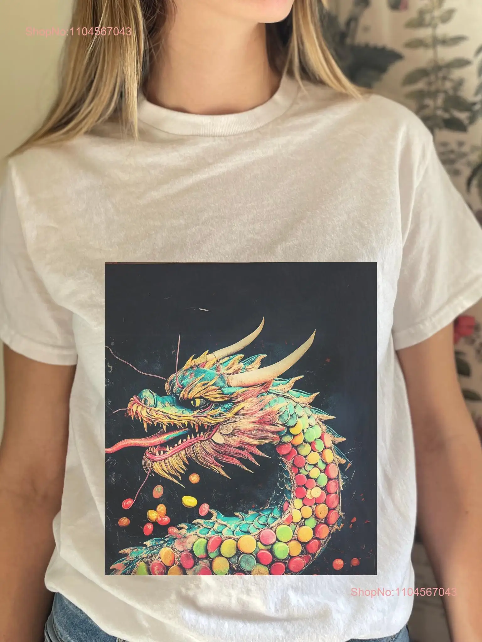 Candy Dragon Horror-T-Shirt, bunte Bleistiftskizze mit kräftigen Linien, Pastelltönen, dunkle Comics, inspiriertes Design auf schwarzem Hintergrund