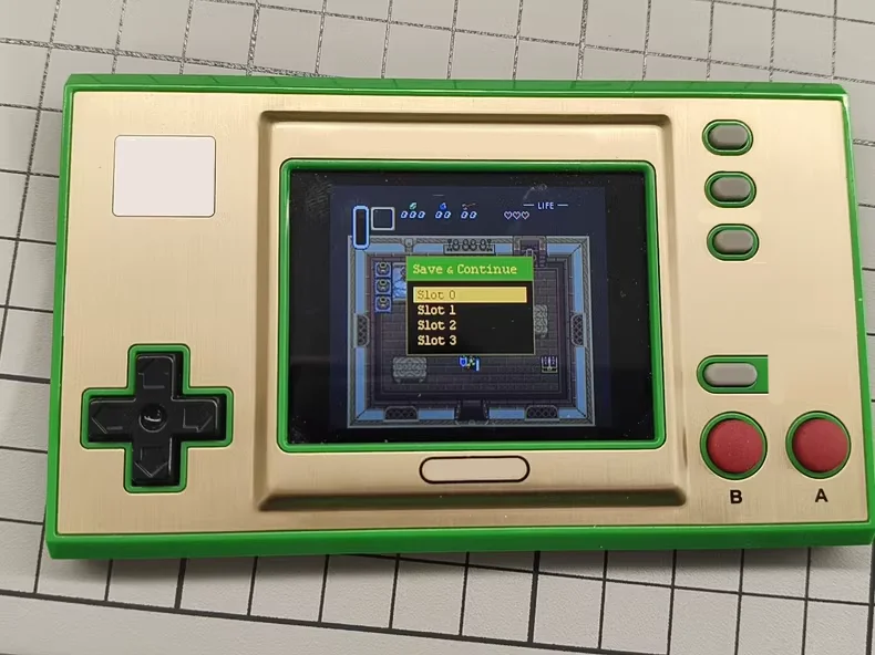 لعبة الساعة المحمولة الأولى المعدلة إلى إصدار مفتوح المصدر لبطاقة TF وبطاقة TF جاهزة