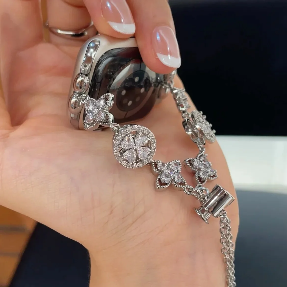 

Вращающаяся цепочка с четырьмя подвесками-клеверами, совместимая с ремешками для iWatch 38 мм, 40 мм, 41 мм, 42 мм, 44 мм, 45 мм, 49 мм. Модный ремешок.