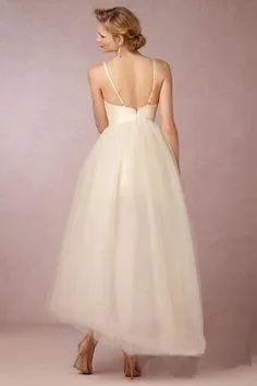 Semplice abito da sposa da spiaggia scollo basso senza maniche a strati tulle pieghettato lunghezza del tè personalizzato Beach Photography abito da sposa 2024