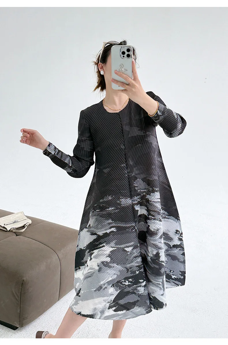 Miyake Plissierte Einreihige Damenkleider 2025 Sommer Neue Französische Batik-Bedruckte V-Ausschnitt-Kleider Lose Midi-Kleider – Detail 10