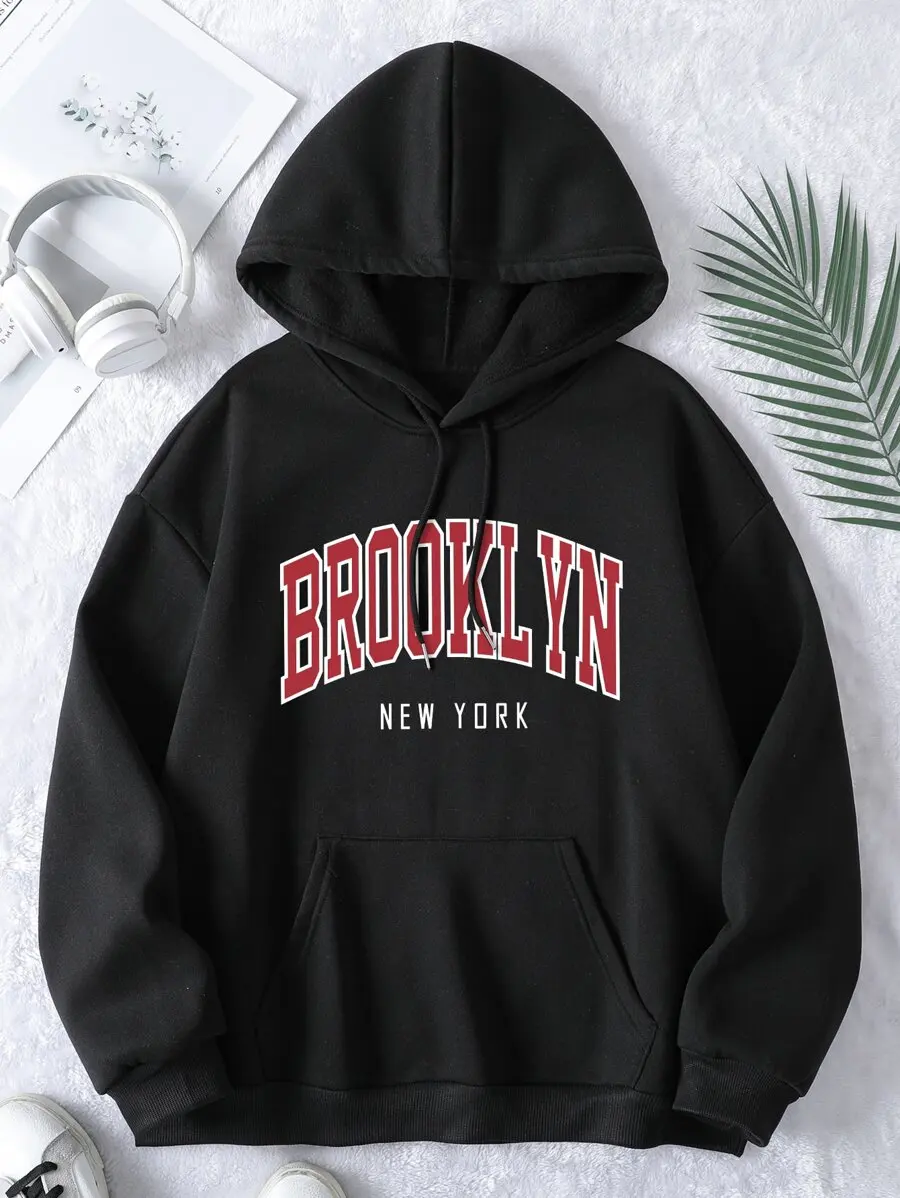 

Черное худи оверсайз с графическим принтом в виде арки и карманом-кенгуру