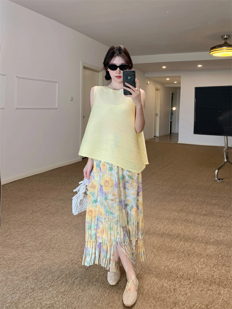 

Комплект из двух предметов: Жилет без рукавов с круглым вырезом и юбка с завязками на талии, с цветочным принтом, желтый, летний, с бахромой, для женщин, от Kumikumi Design