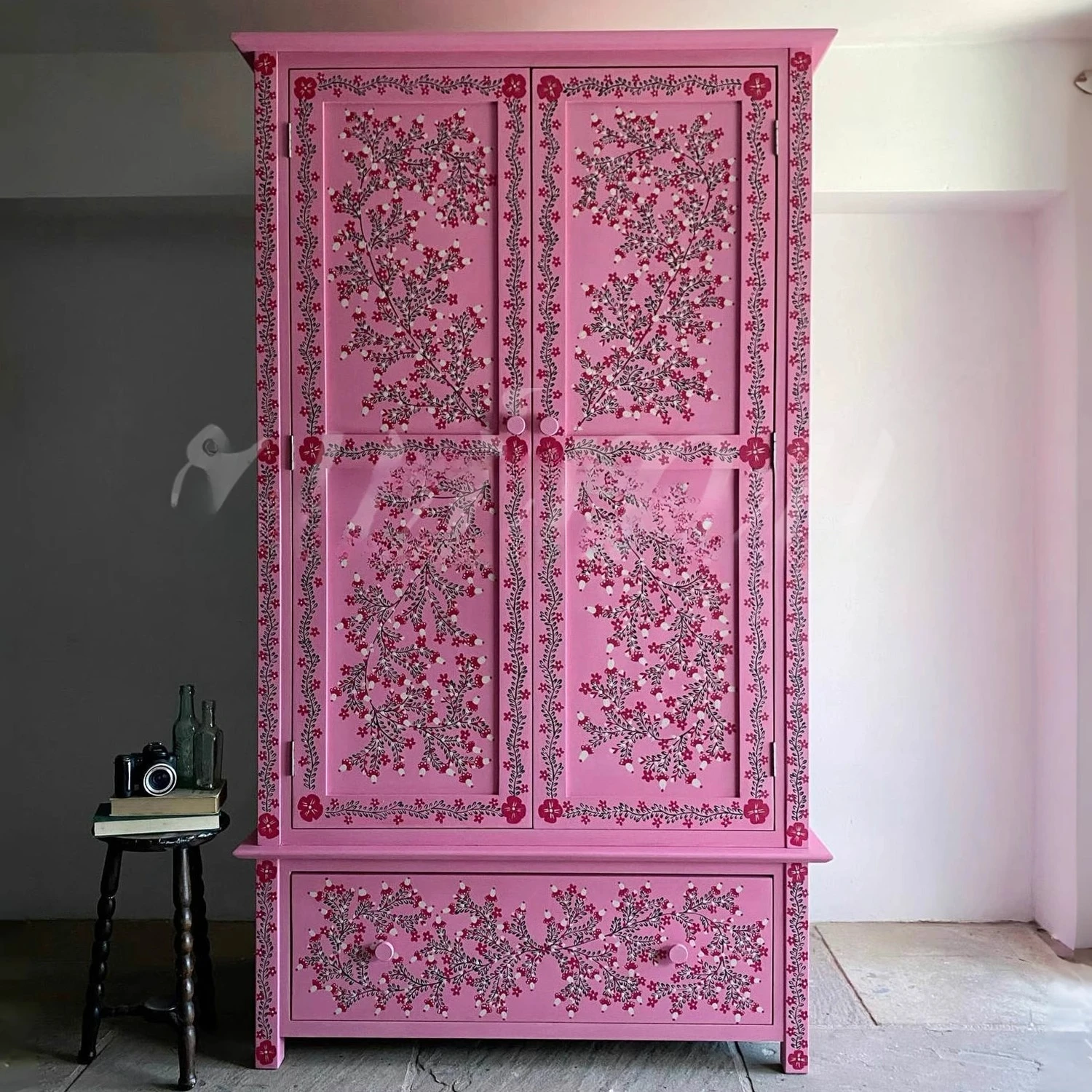 

American retro solid wood wardrobe home cloakroom pink painted wardrobe French retro master bedroom
