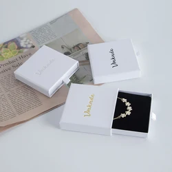 Caja de cartón con logotipo personalizado, caja de almacenamiento para joyería, collar, anillo, regalo, cajón deslizante, paquete de papel, caja blanca con esponja negra, 50 piezas