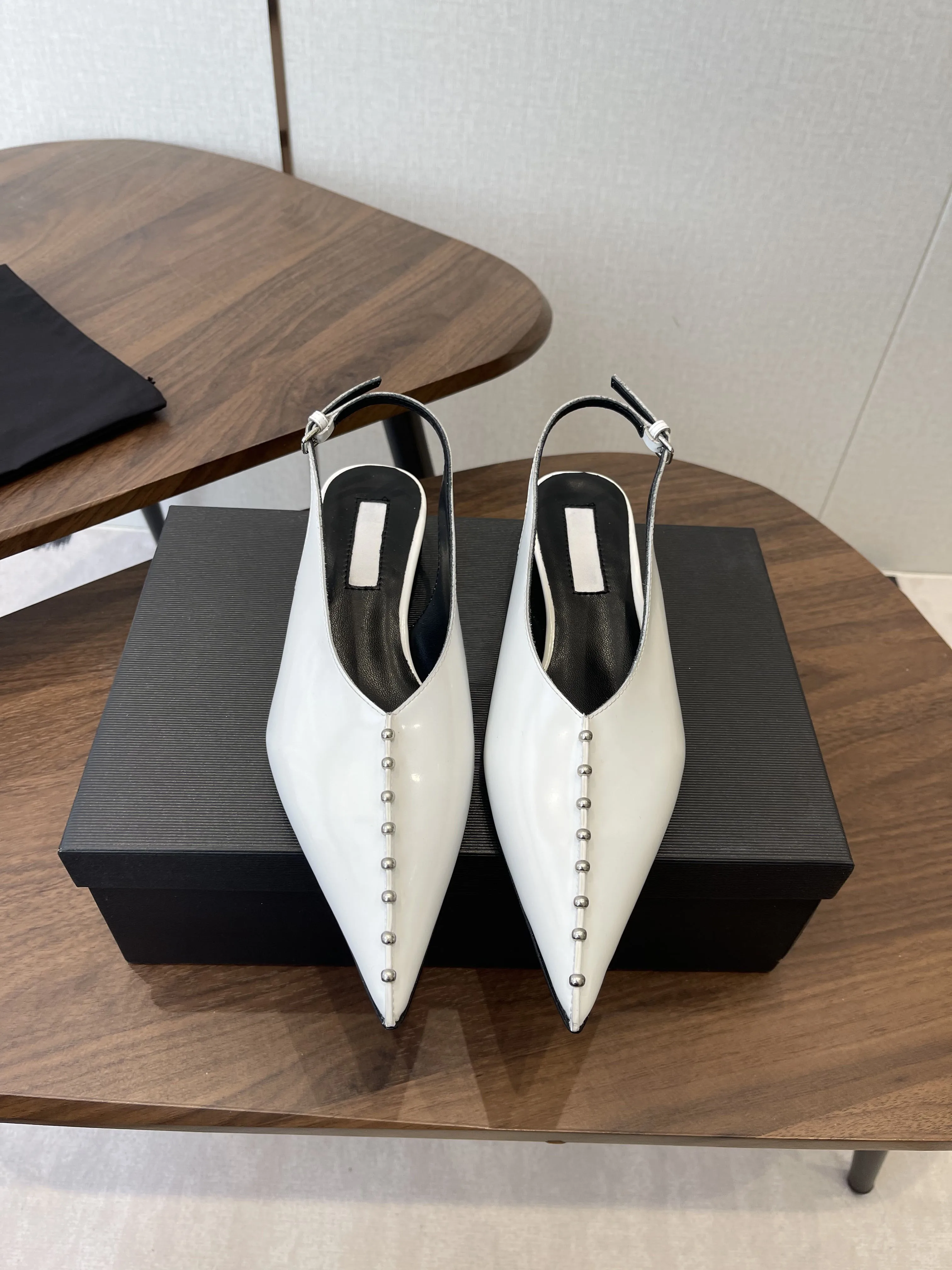 أحذية نسائية غير رسمية جديدة لعام 2025، تتميز بنعل خارجي من جلد البقر ونعل خارجي من مادة TPU، مما يسلط الضوء على شكل حذاء فريد، مقاسات 35-40 #1