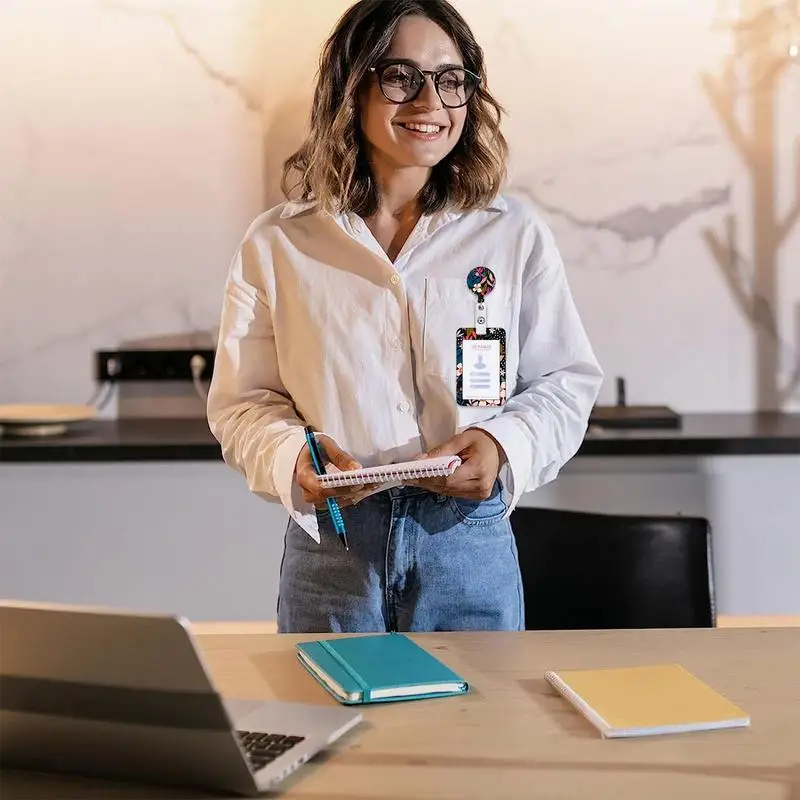 Держатель бейджа со шнурком Держатель для карт с цветочным принтом Защитная сумка с выдвижным зажимом для ремня на катушке Многоцелевая защита бейджа