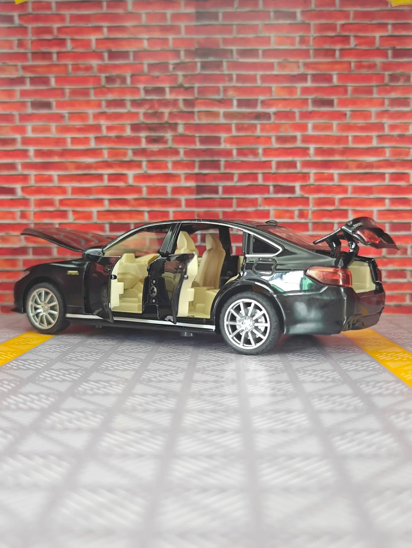 Simulación 1:32 del modelo de coche de aleación Toyota Crown de 15a generación con piezas decorativas, puertas y capó del motor, maletero que el coche