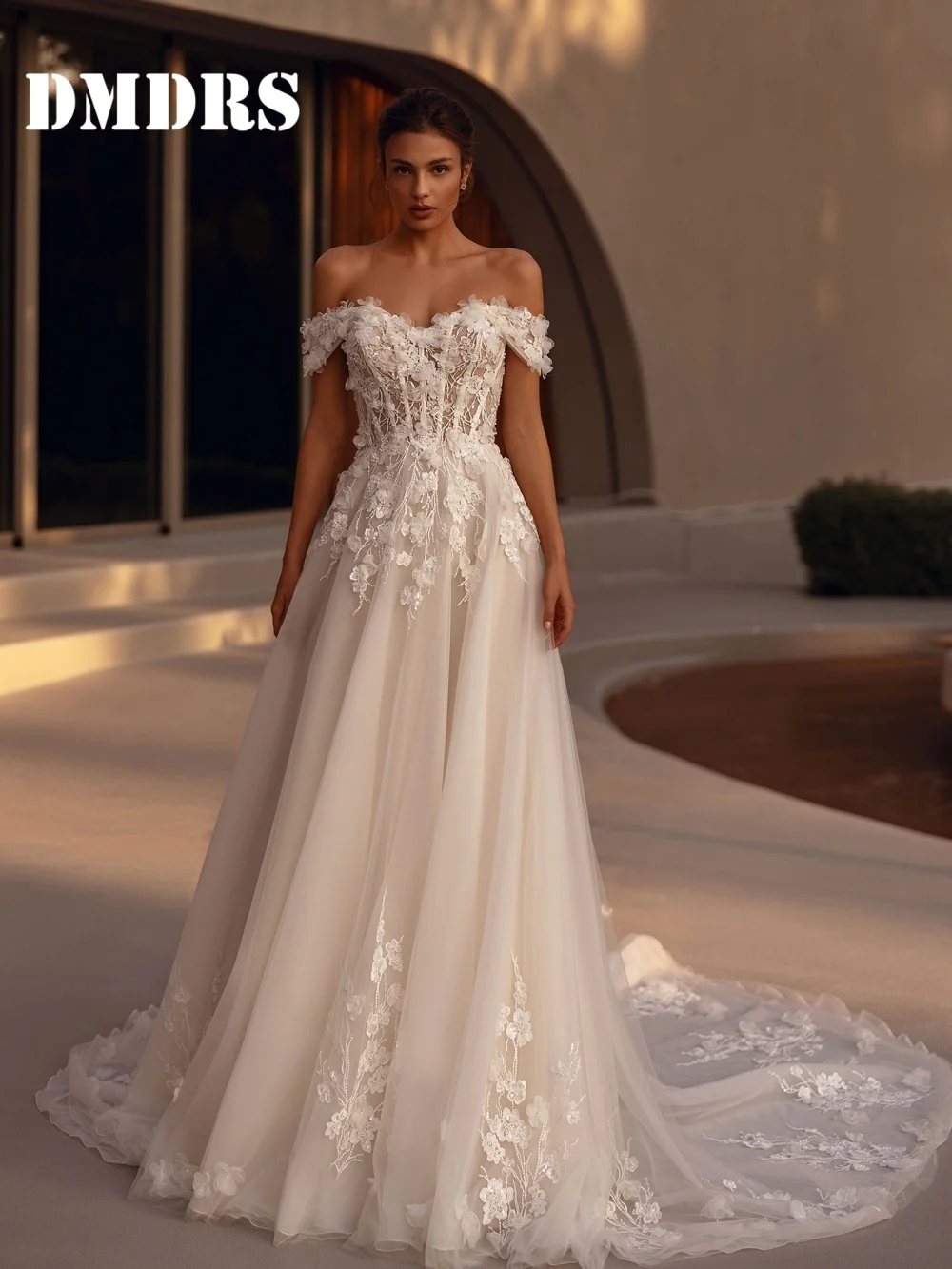 

Romantic Strapless Wedding Dresses Elegant Appliqué Bridal Gowns Graceful Lace Floor-Length Wedding Gowns Vestidos De Novia