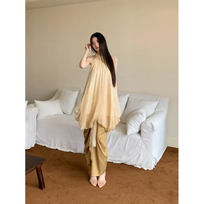 Sukienka damska letnia, minimalistyczna, długa, bez rękawów, z dekoltem typu halter, w stylu retro, z satynowymi wstawkami, odkrywająca ramiona.