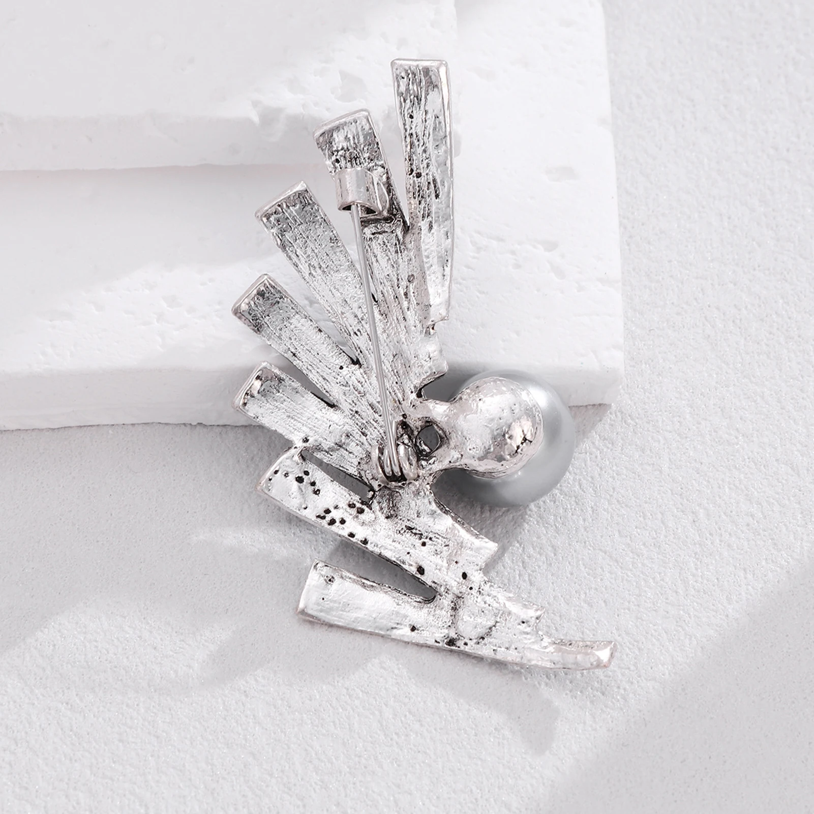 Zinc Alloy Brooch for Wedding Guest Women Retro Gun Black Pearl Rhinestone Lapel Pin Elegant Jewelry Gift Accessories