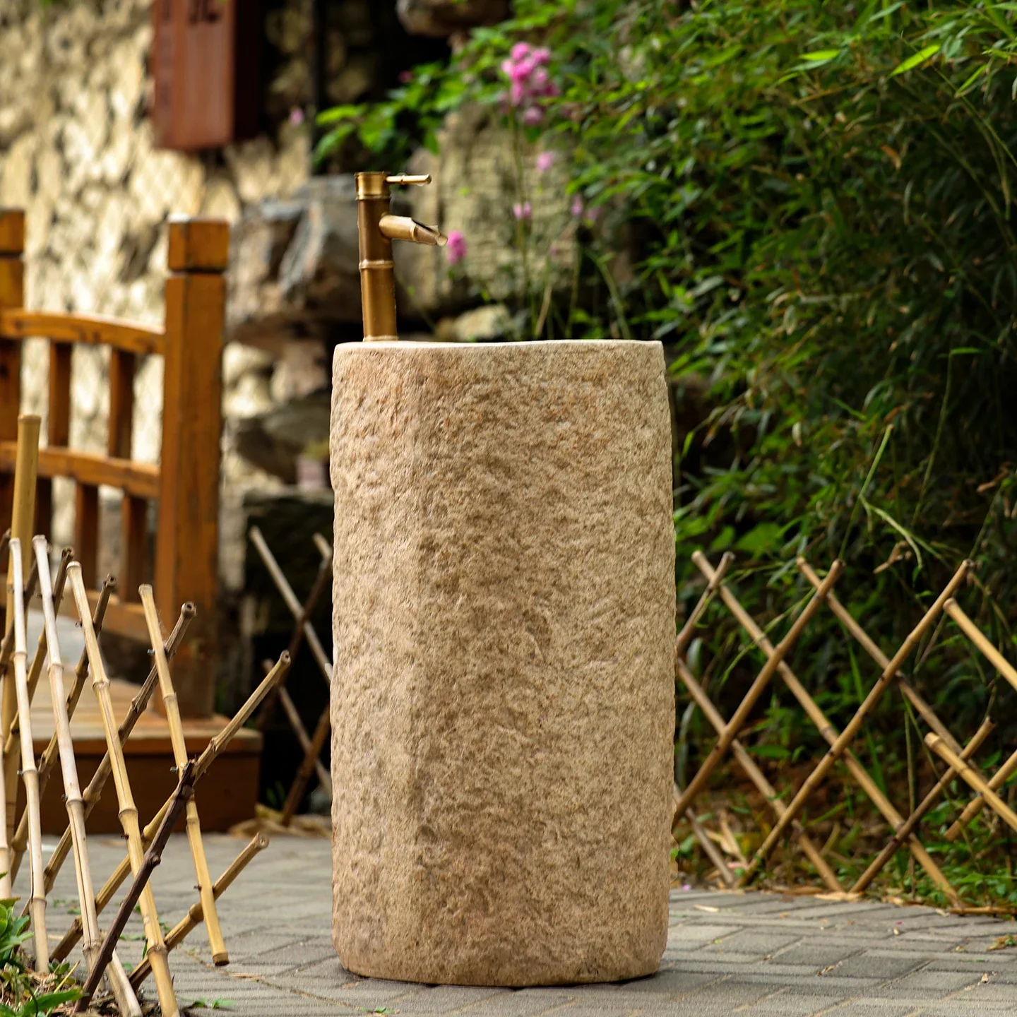 

Outdoor garden famous courtyard antique column integrated