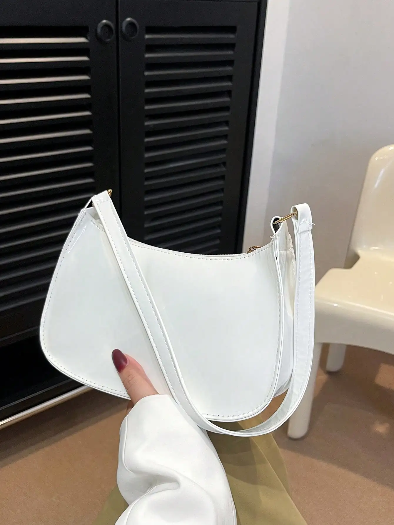 

Solid Color Simple Zipper Closure Shoulder Bag