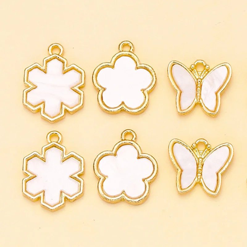 10Pcs New Mix Charms White Acrylic Butterfly Bear Flowers Wisiorki do tworzenia biżuterii DIY Cute Earrings Naszyjnik Akcesoria