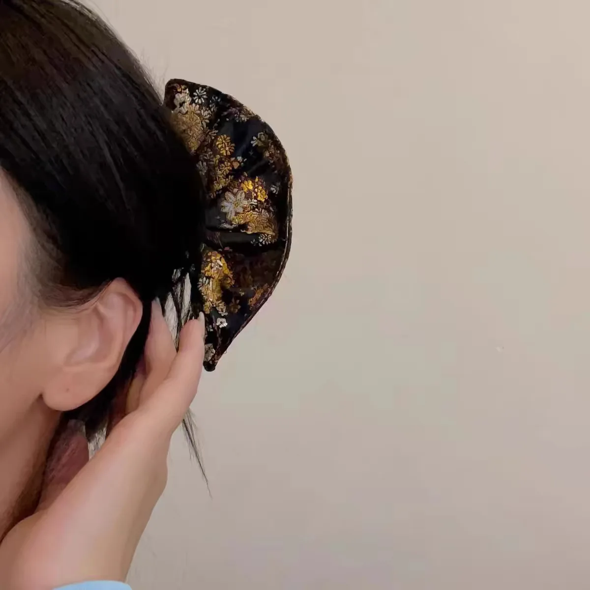 New Chinese Style Vintage Floral Embroidered Wood Bead Double Prong Fan Shape Hair Stick Hanfu Updo Elegant Women Hair Accessory