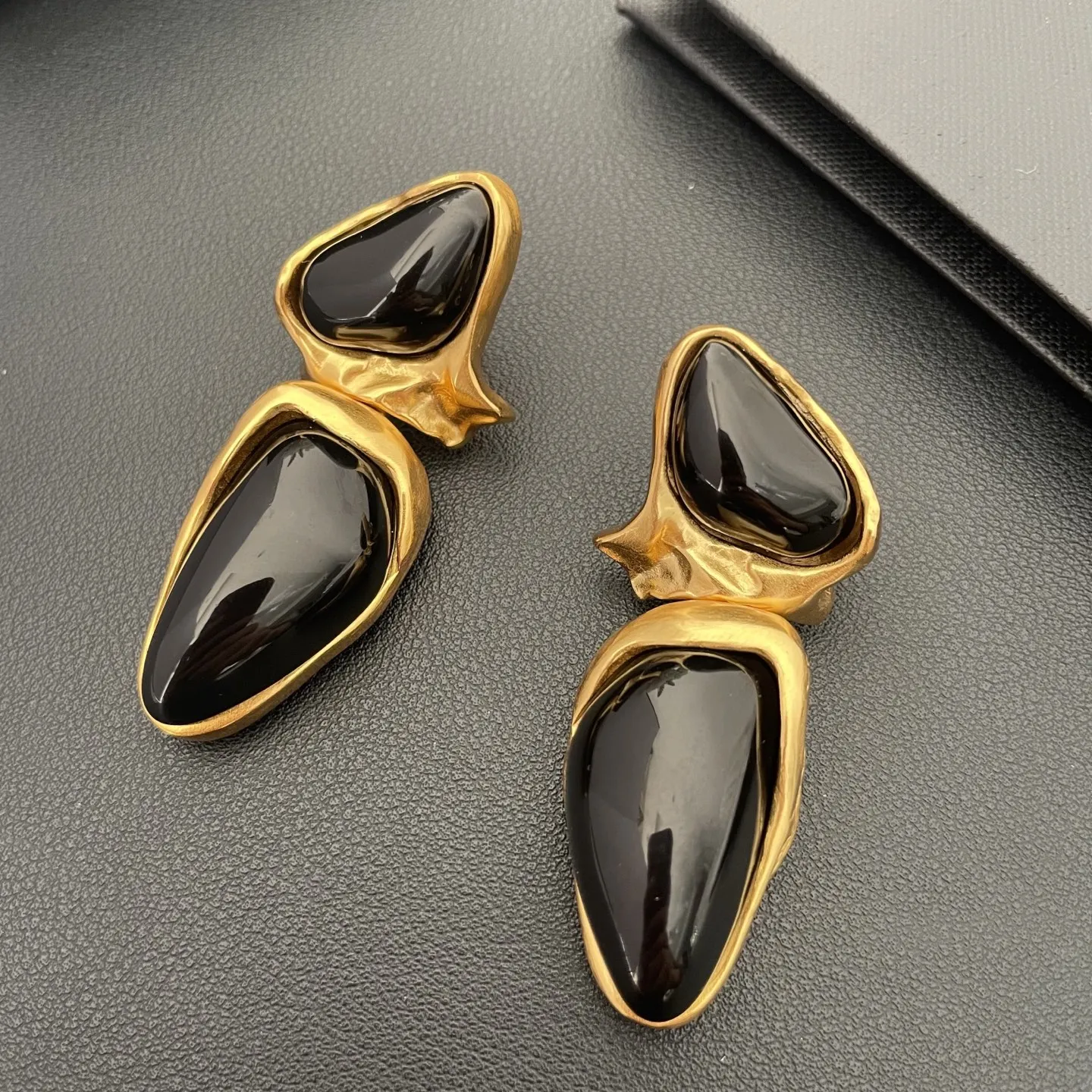 

Европейские черные кристаллы, нерегулярные латунные позолоченные модные серьги-клипсы для ушей, женские винтажные ювелирные изделия, модель для вечеринки