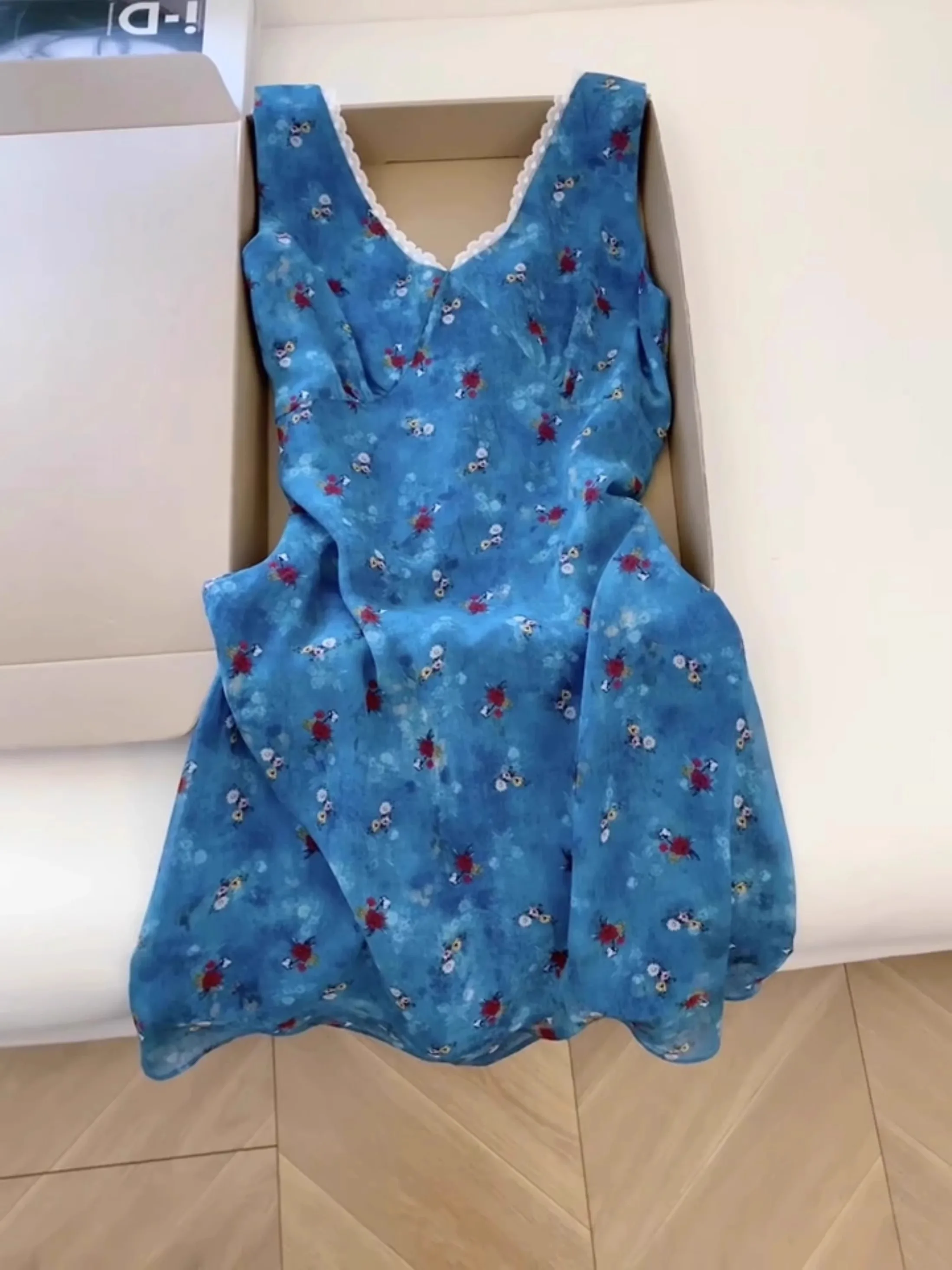 สไตล์ฝรั่งเศสสีฟ้าดอกไม้คอวีแขนกุดชุดสตรีลูกไม้เย็บปะติดปะต่ออารมณ์ A-Line ชุดเดรสวันหยุดฤดูร้อนชุดสั้น