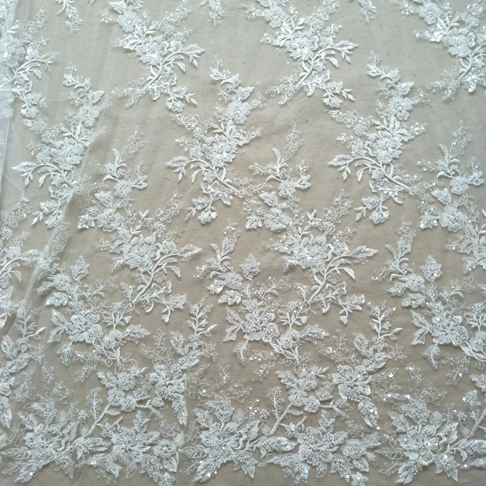 Nuevo encaje con cuentas para vestido de novia, tela de encaje de 130 cm de ancho, se vende por yarda.