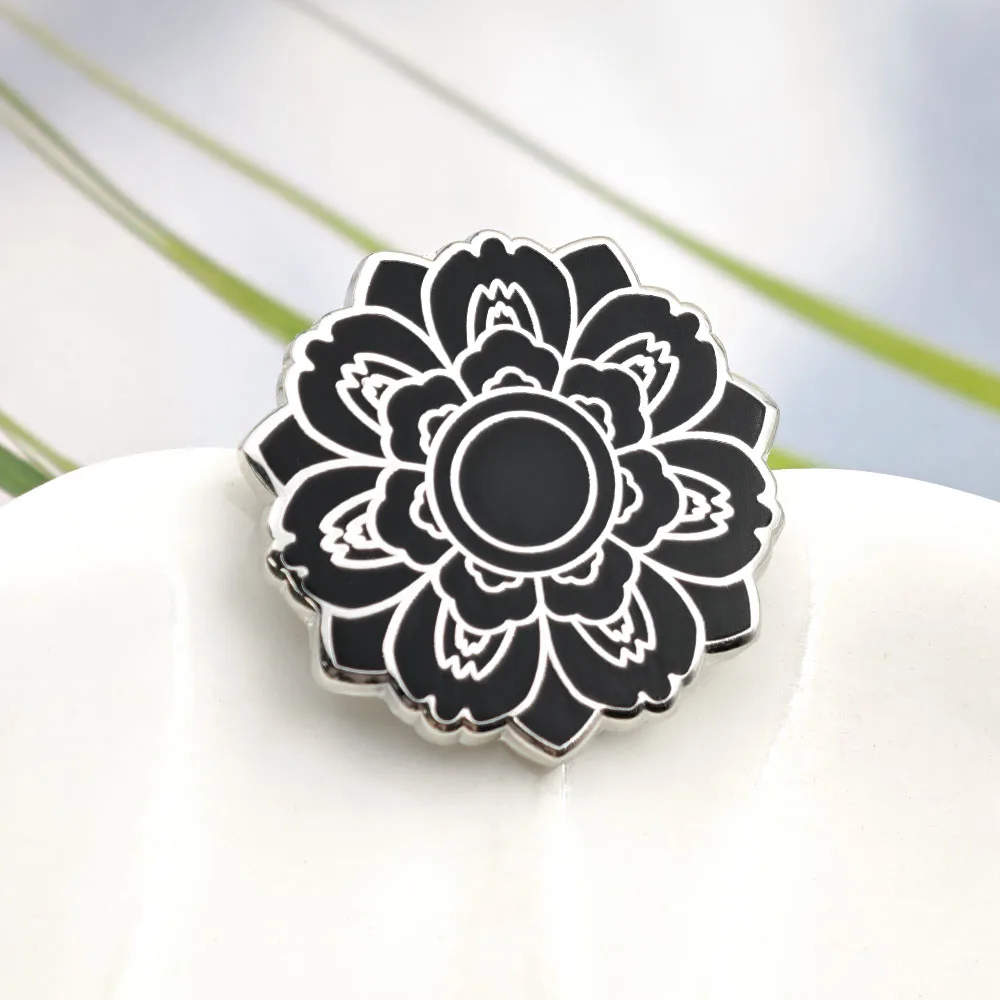 Gotische Schwarze Lotus-Emaille-Pin, Mandala-Blumen-Broschen, Geometrische Florale Anstecknadeln, Hexenästhetik-Schmuck, Geschenk für Rucksäcke – Detail 8