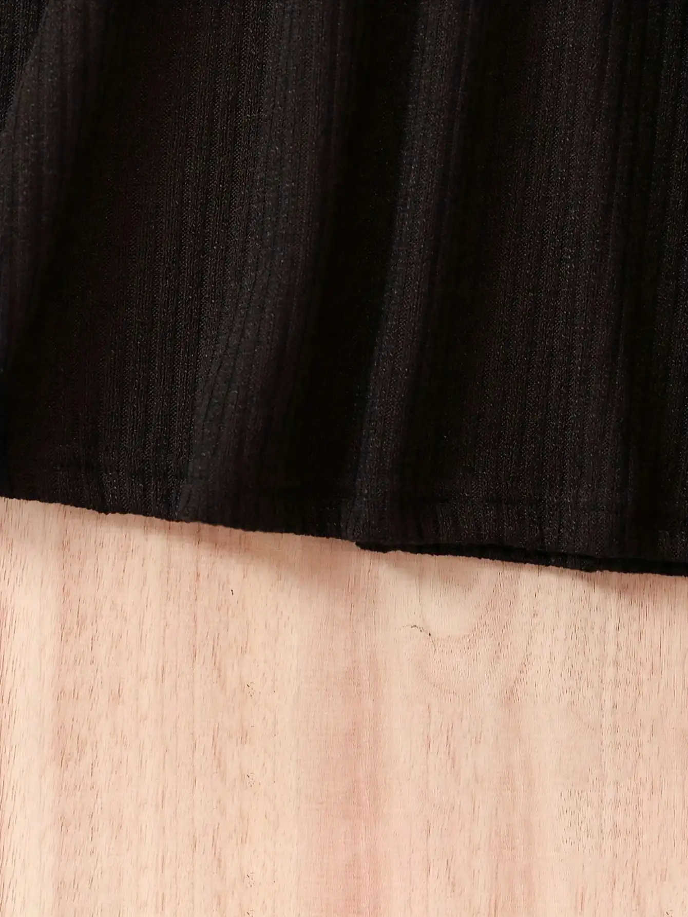 Kinder-Freizeitkleidung, modisches schwarzes Cordkleid mit Rundhalsausschnitt, Puffärmeln, langen Ärmeln und knielangem Prinzessinnenkleid. – Detail 8