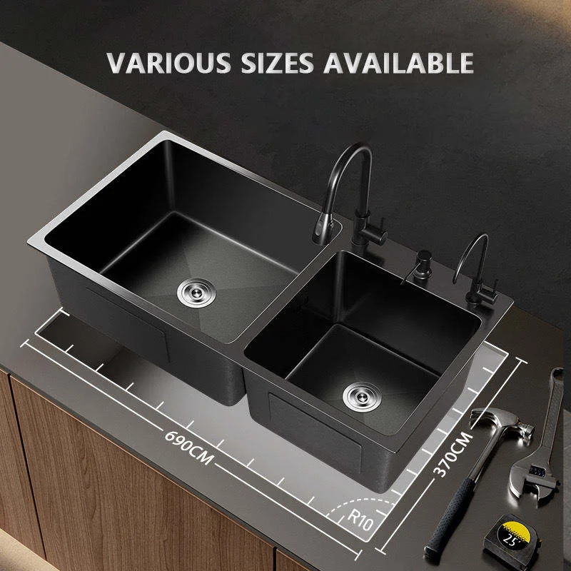 

Двухсекционная мойка ручной работы из нержавеющей стали: одна сторона для мытья овощей, другая для мытья посуды. Доступны индивидуальные размеры.