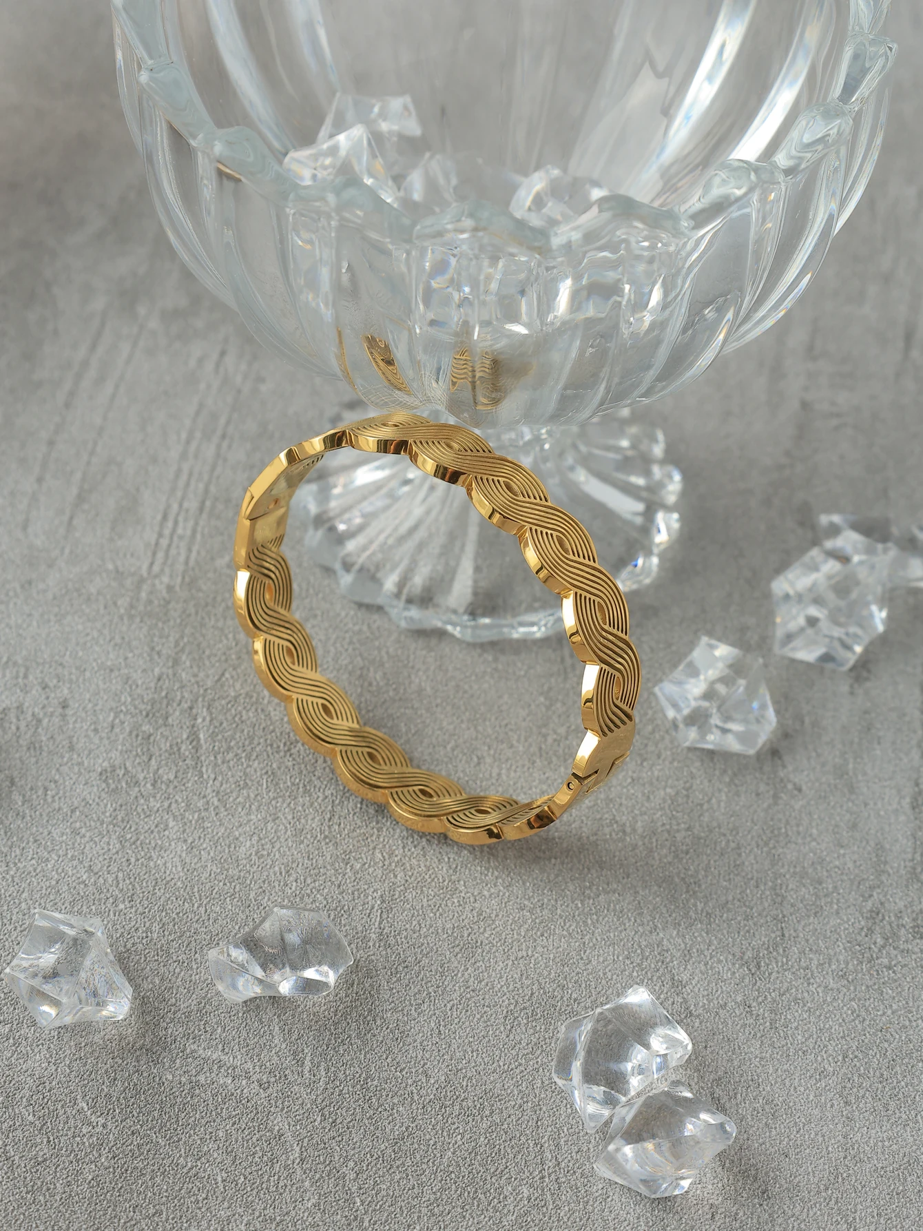 

May@RZ A delicate personality classic fashion retro stainless steel cross twist bracelet, suitable for daily commute, holiday