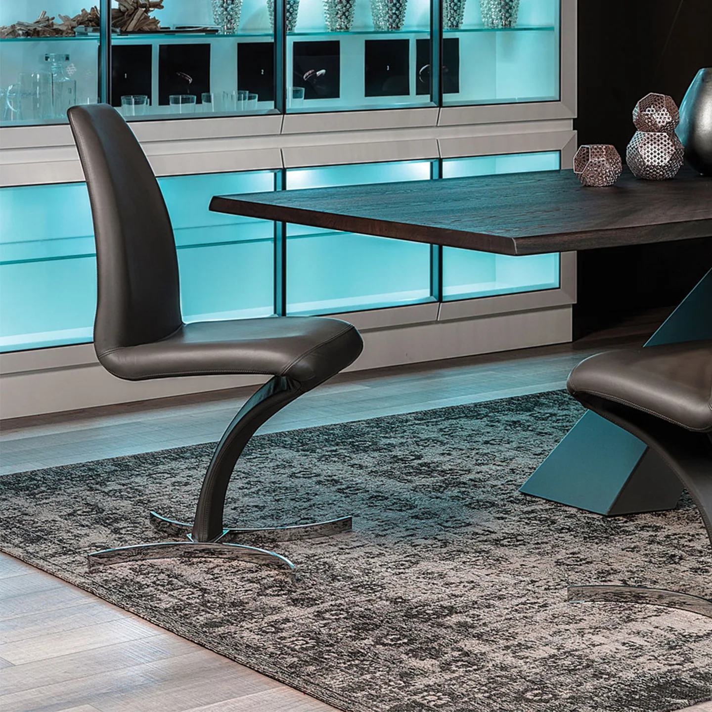 Nordic modern creative fiberglass special-shaped dining chair high-end small apartment private villa single chair art back chair