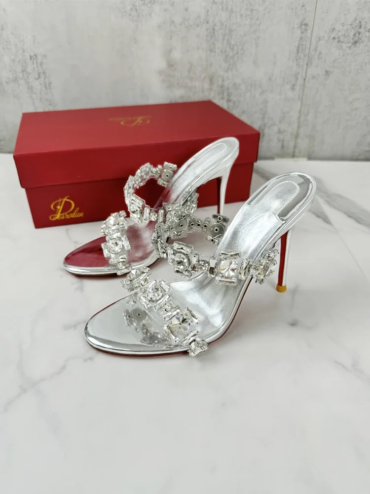รองเท้าแตะเพชรสําหรับสวมใส่กลางแจ้งในช่วงฤดูร้อนของผู้หญิง รองเท้าส้นสูงชิ้นเดียวใหม่ รองเท้าแตะสีเงินที่ทันสมัยและระดับไฮเอนด์