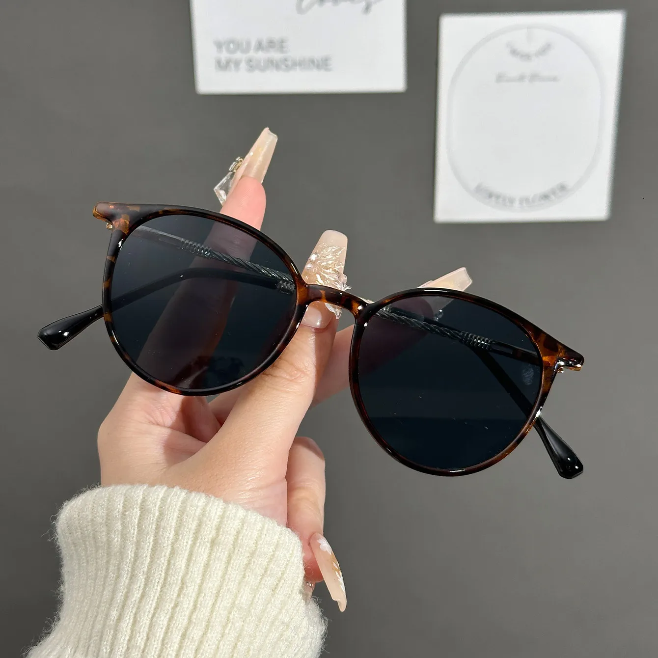 

Vintage Fashion Round Sunglasses Women Men New Brand Design Retro Rivet Yellow Blue Lens Square Sun Glasses Female UV400