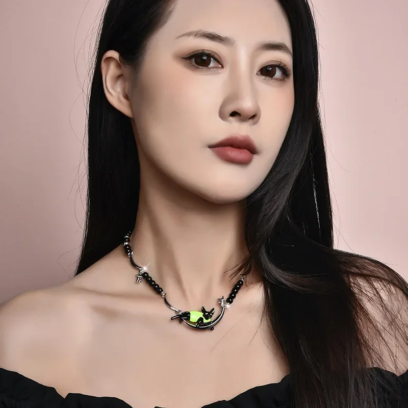 2025 Colar de série alemã com design personalizado, gato lua feminino, vestido verde, corrente de clavícula de rua alta estilo neutro