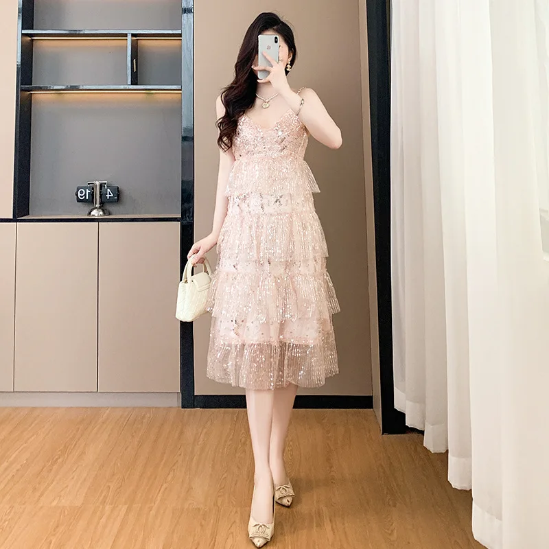 Vestido E e Luxuoso Estilo Princesa com Ombros à Mostra, Com Detalhes em Pedraria, Saia em Camadas, Decote em V, Manga...