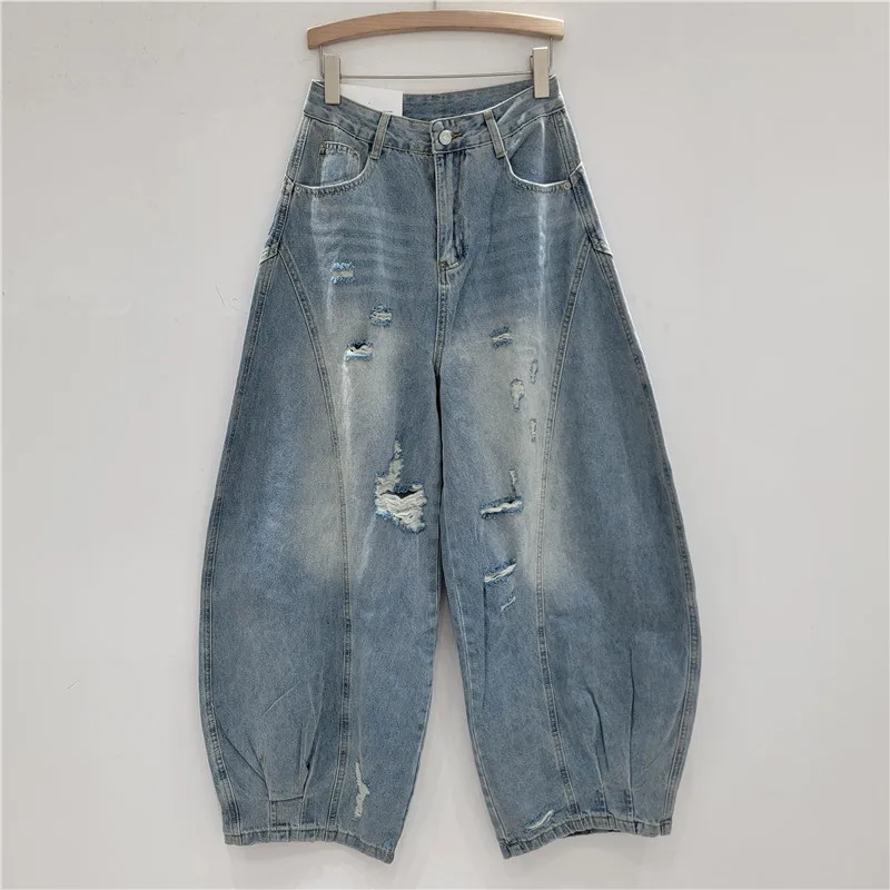 Vintage Americana Jeans: presenta patchwork, dobladillo curvo y patillas en una talla grande y holgada. La última pieza de declaración.