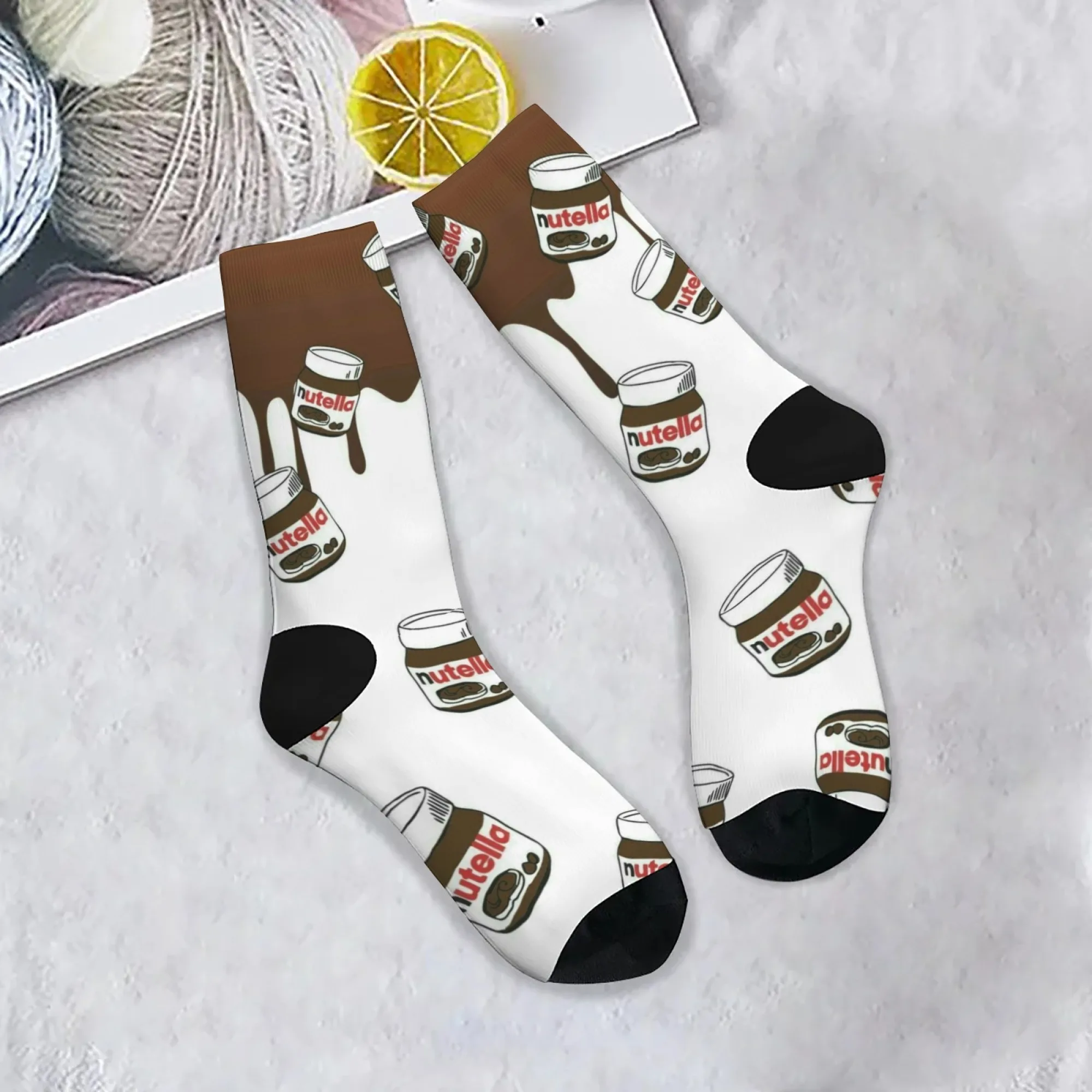 Calcetines Sweet Crew listos para fiestas, base de chocolate con tarros de avellanas brillantes y detalles de goteo, ambiente festivo para fiestas de cumpleaños