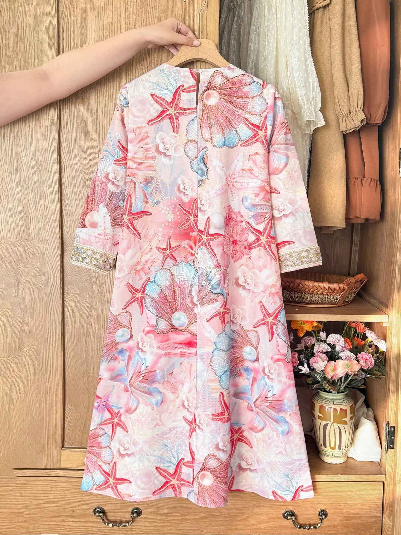 

Элегантное платье А-силуэта с цветочным принтом в виде морских ракушек, вышивкой и кружевным воротником