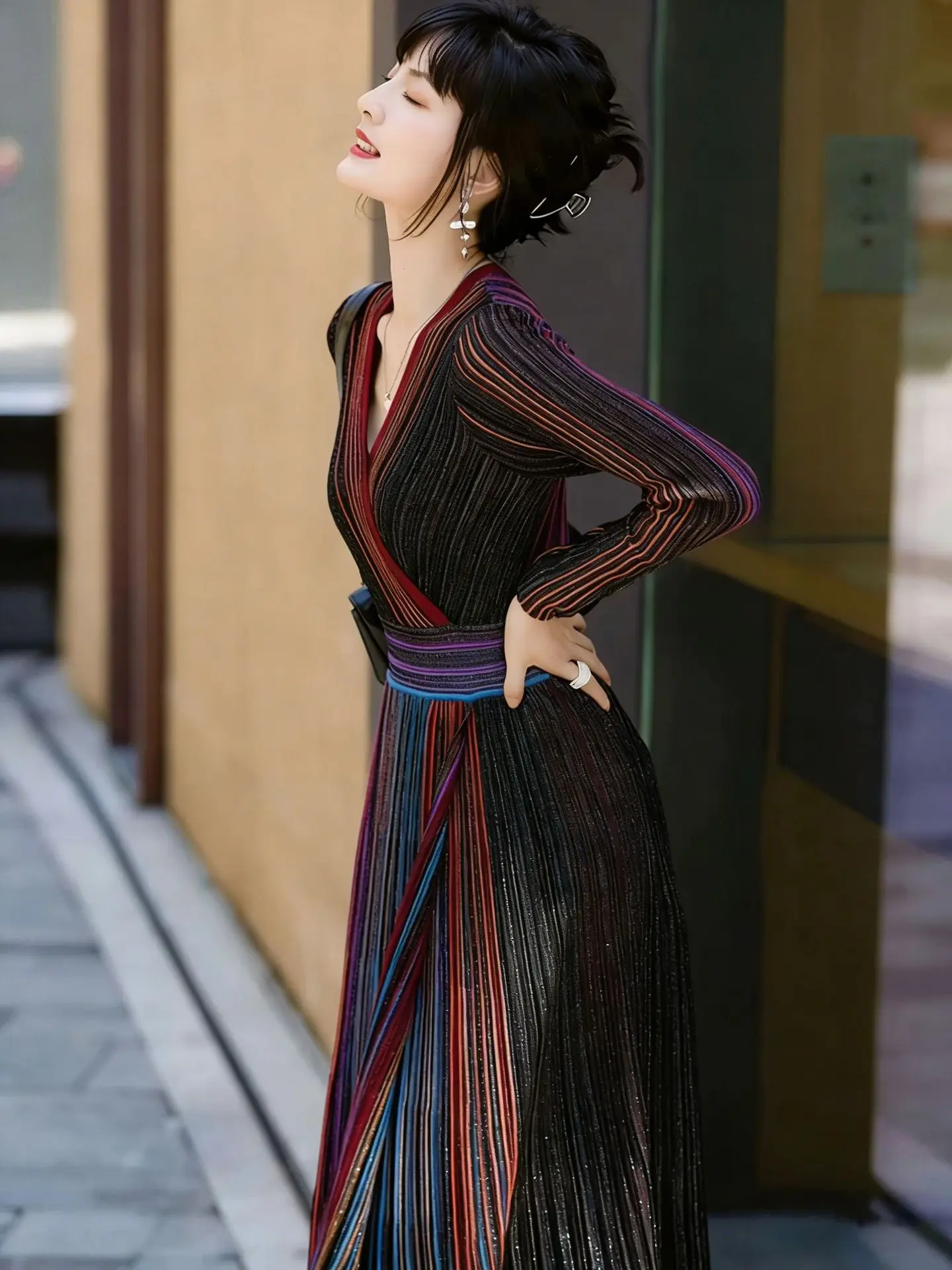 Pastellfarbenes Regenbogen-Gestreiftes Geripptes Strickkleid mit Überschnitt-V-Ausschnitt und Langen Ärmeln, Midi-Kleid, Weiches Wickelkleid, Romantisch-Chic, Trendig für Alltag und Dates 2026 – Detail 6