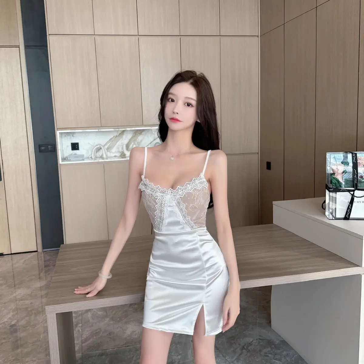 セクシーなサスペンダー サテン ドレスを着て、プリーツとスリットで体型を誇示するホットな女の子