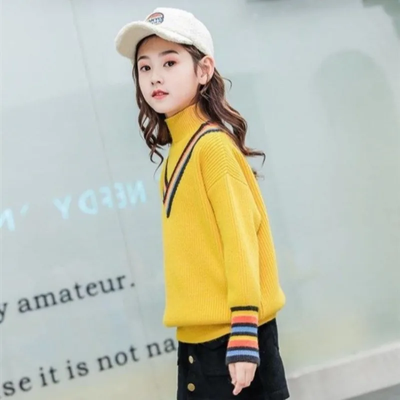 جديد 2025 سترة متماسكة سميكة مبطنة بالصوف للفتيات الصغيرات ملابس شتوية برقبة دائرية ، ملابس أنيقة للخريف والشتاء للأطفال