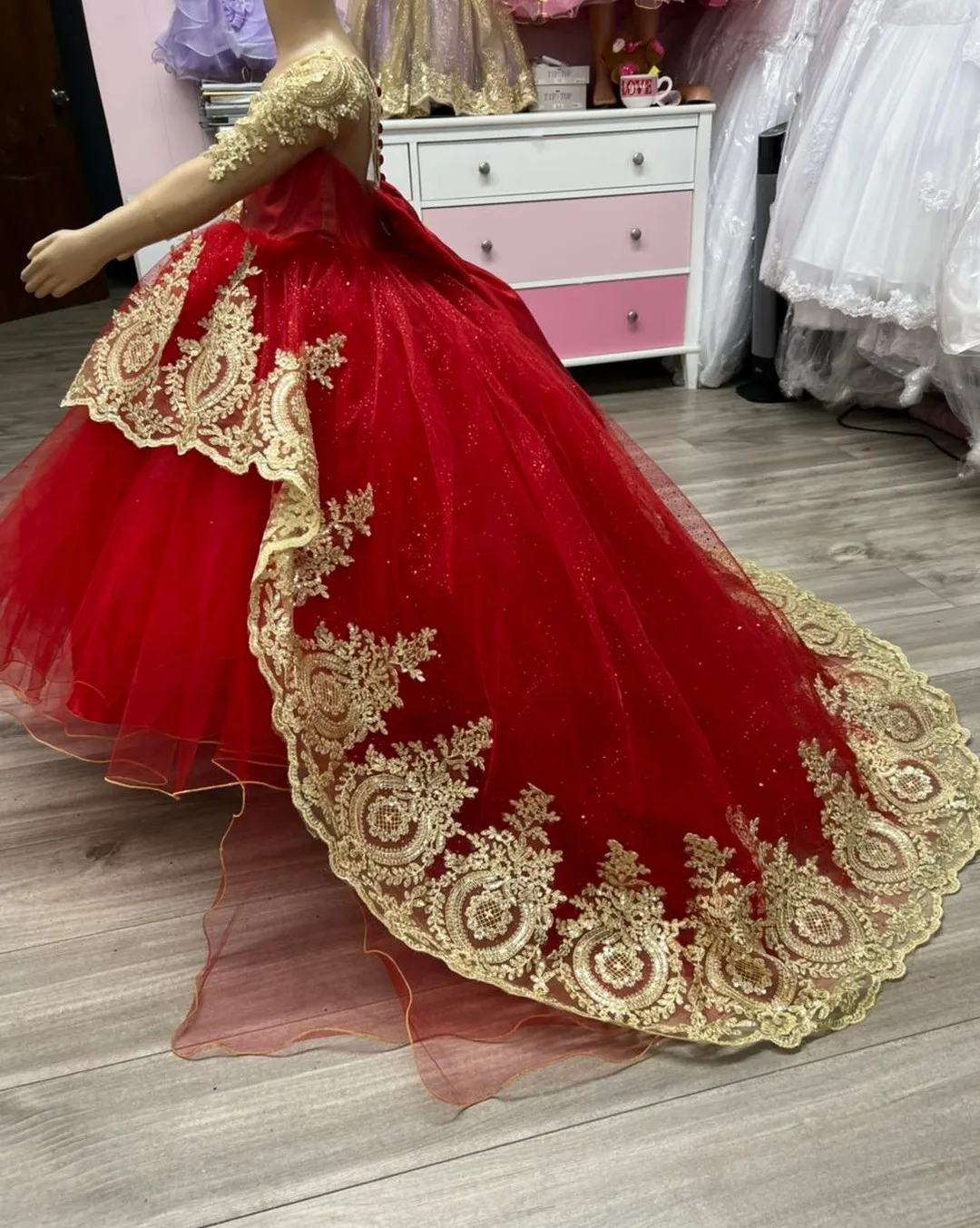 レッドフラワーガールドレス 結婚式用 ゴールドアップリケ 特別な日のドレス 子供用 長袖 誕生日パーティー ダンスボールガウン