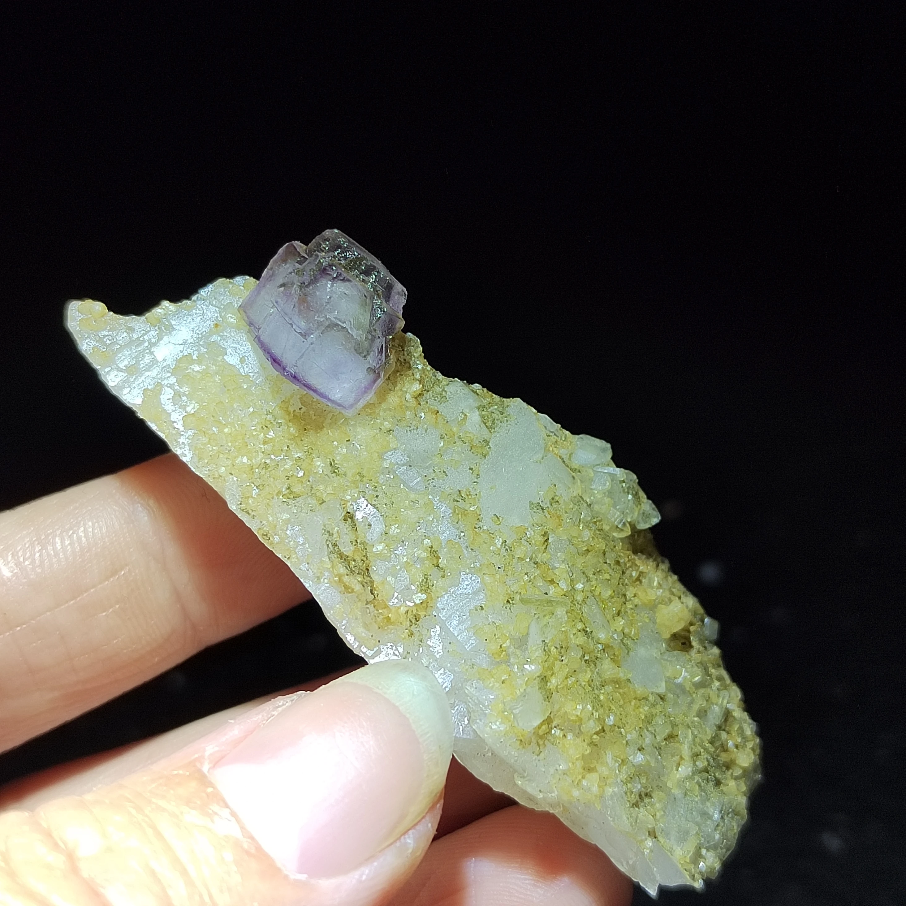 

23.8gYaogang county natural purple fluorite, crystal mineral healing ring vein teaching specimen CRYSTAL QUARTZ GEM