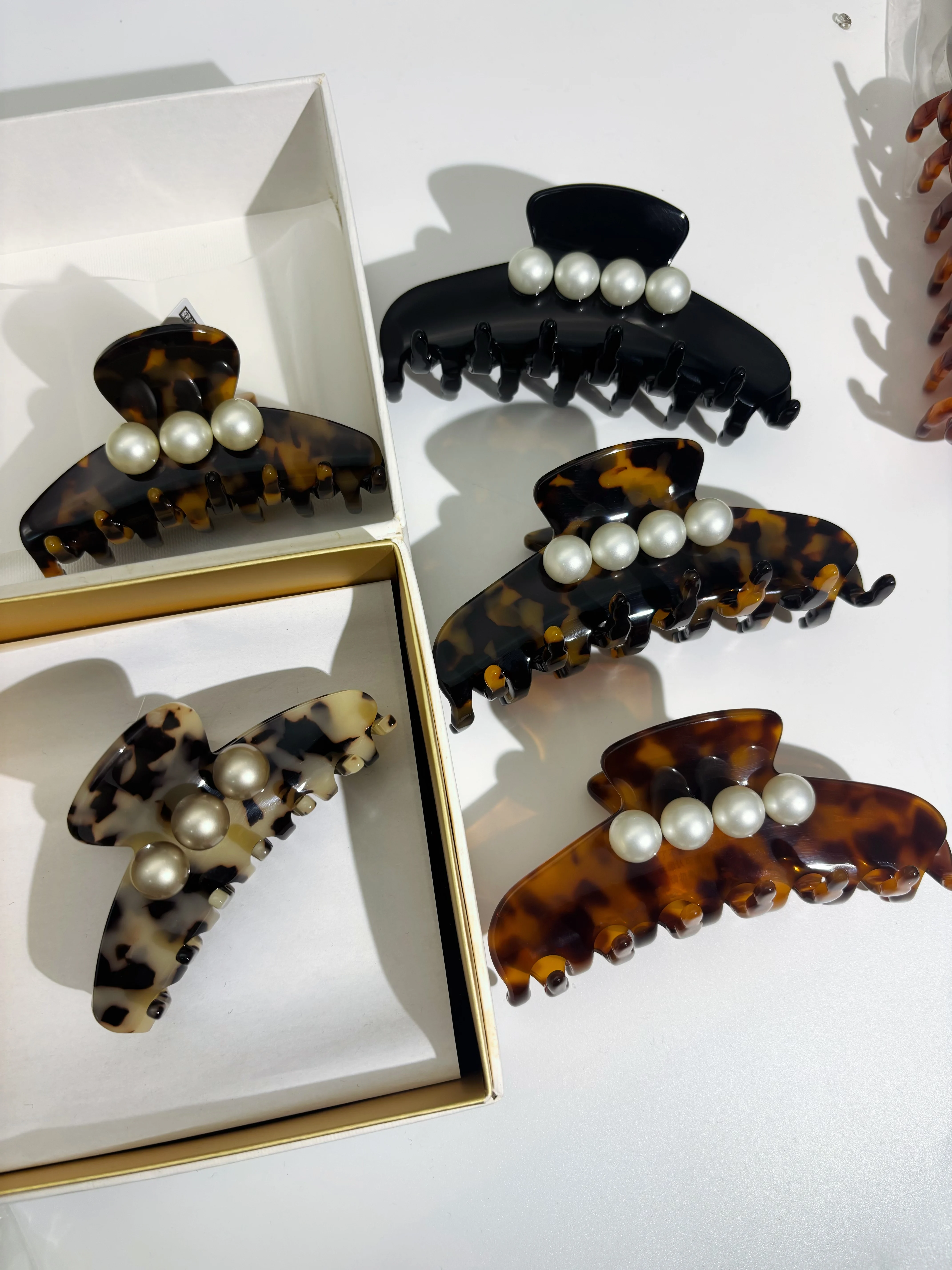 high-quality-large-medium-size-acetate-shark-hair-clip-women's-fashion-accessory-alexander-hair-clip-tortoiseshell-color