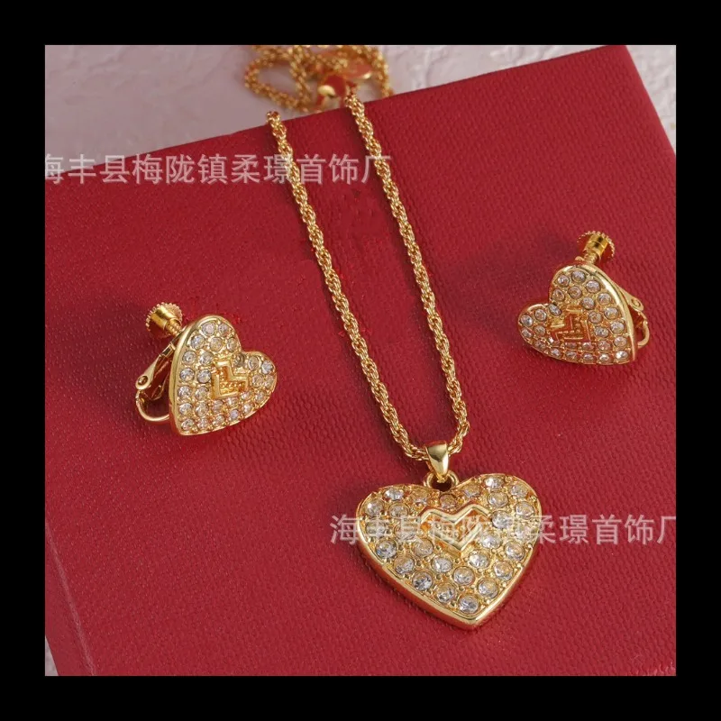 

Комплект ожерелья, серьги, простой кулон с любовным письмом, нишевый дизайн, полное бриллиантовое ожерелье, уши