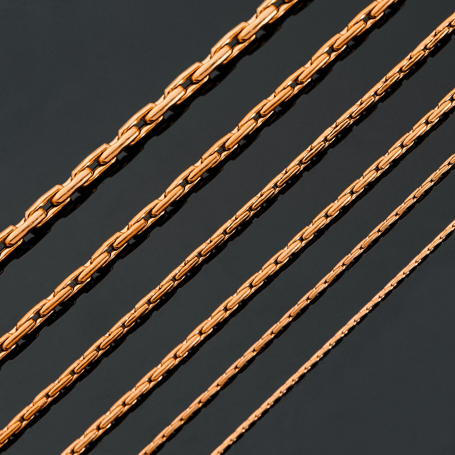 Elegante Halskette aus Edelstahl in Roségoldfarbe mit gehämmerter Kreiskette, wasserdicht, hochwertiger Schmuck. – Detail 4