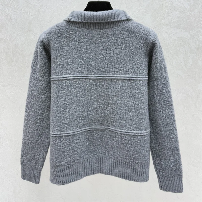 高品質の刺繍ロゴ入りレディースカーディガンセーター、暖かく快適、秋冬服 25120692