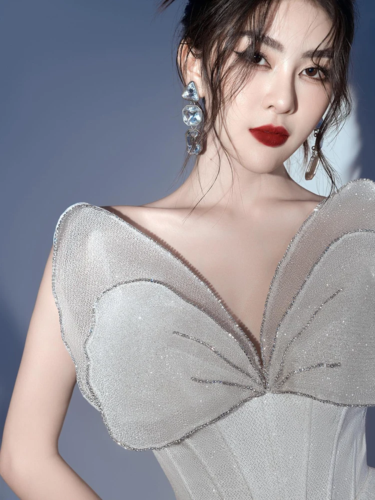 VC グラマラス ホワイト ストラップレス ミニ ドレス、輝く蝶のディテール付き、ガラ イベント用