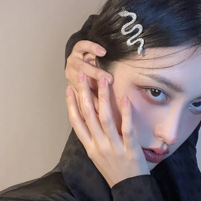 

Vintage hair clip creative silver snake shaped hair clip, dark and versatile, personalized cool style edge clip